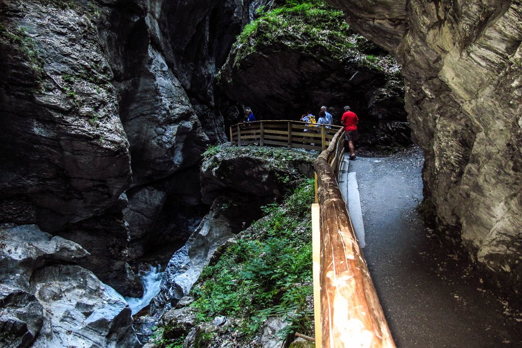 83 die Klamm wird immer dunkler.jpg